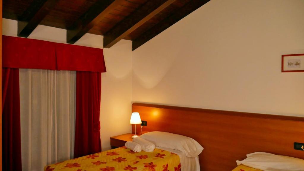 Postel nebo postele na pokoji v ubytování hotel Vajont