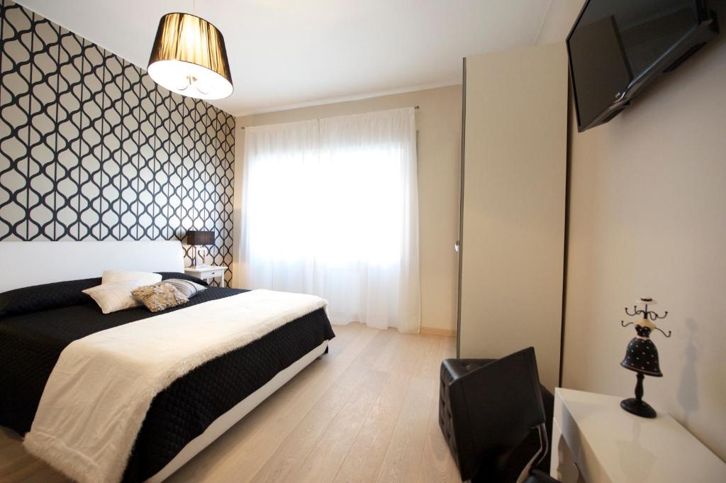 A bed or beds in a room at Quartopiano Guesthouse