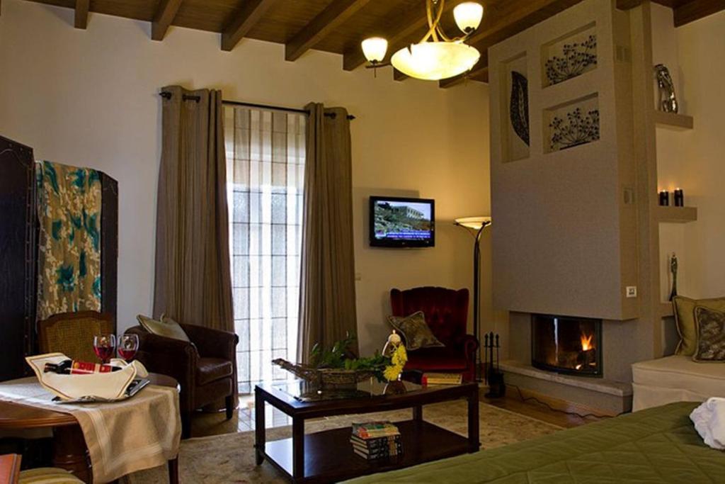 TV a/nebo společenská místnost v ubytování Methexis Boutique Hotel