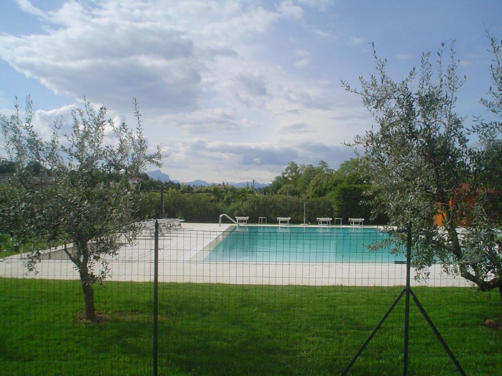 Bazén v ubytování Agriturismo Borgo di Calmasino nebo v jeho okolí