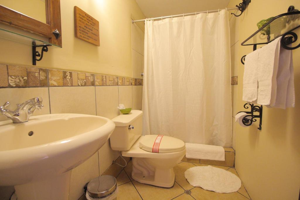Koupelna v ubytování "LLipimpac Guesthouse"