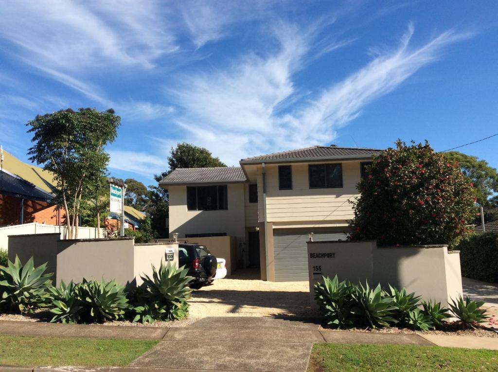 una casa con un coche aparcado en una entrada en Beachport Bed & Breakfast, en Port Macquarie