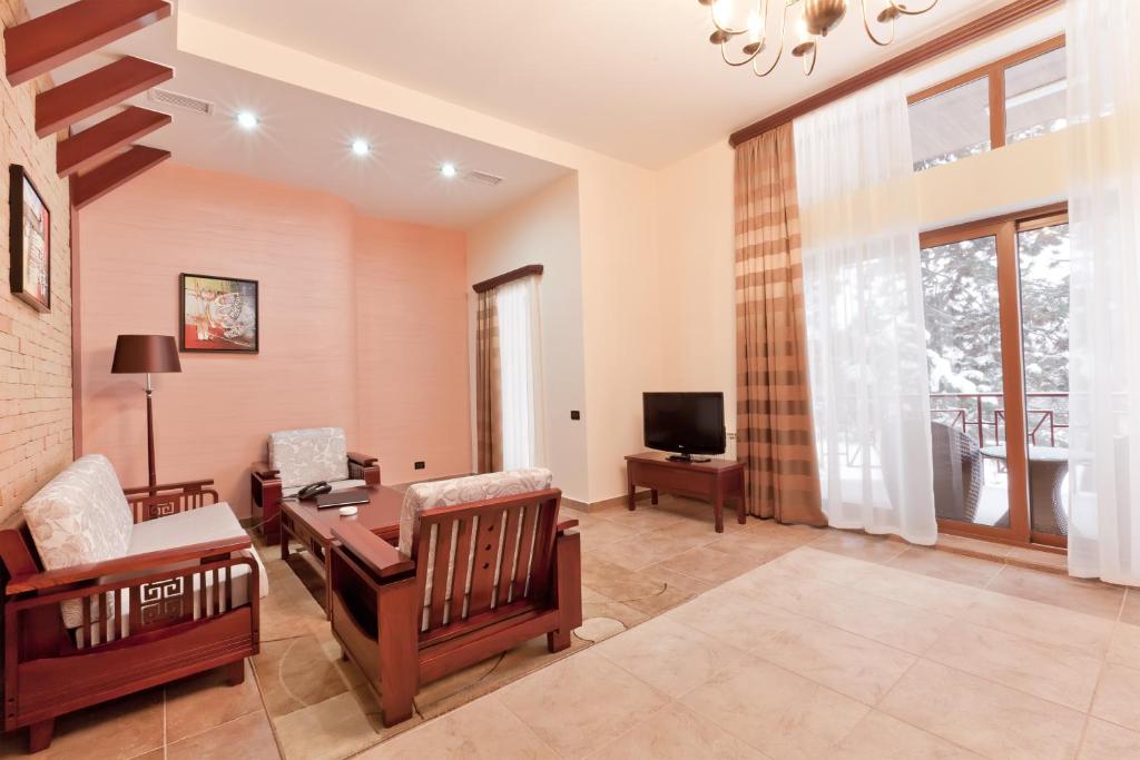 TV a/nebo společenská místnost v ubytování Hotel Dilijan Resort