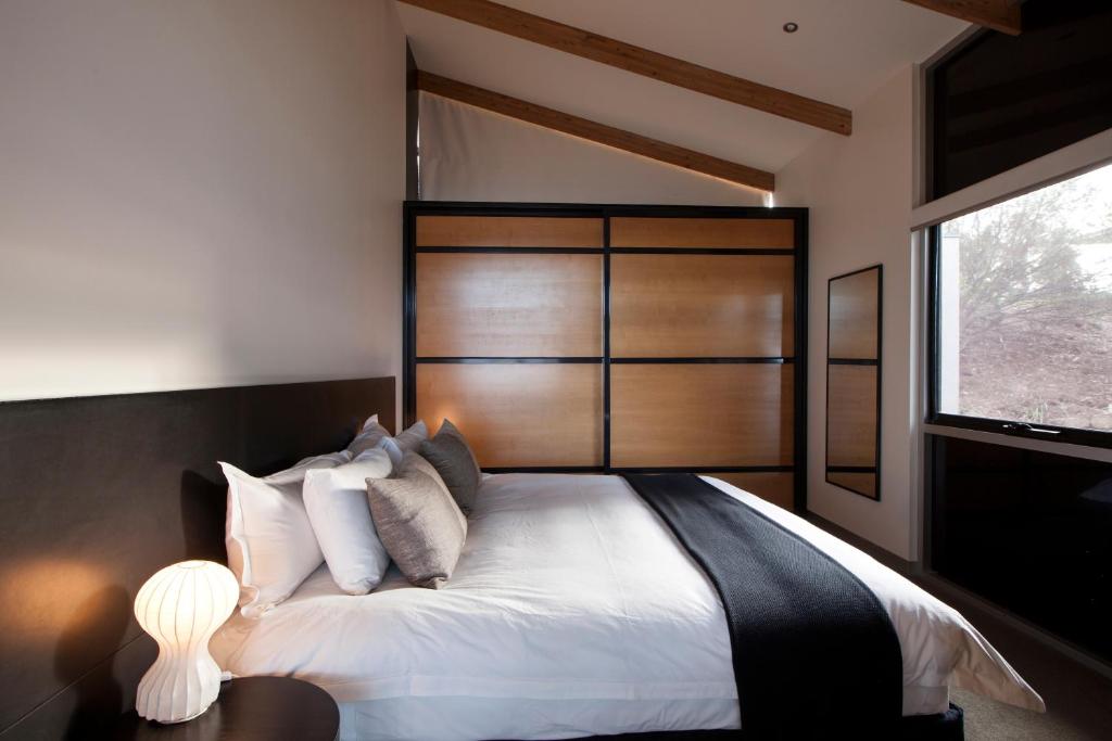 Een bed of bedden in een kamer bij MONA Pavilions