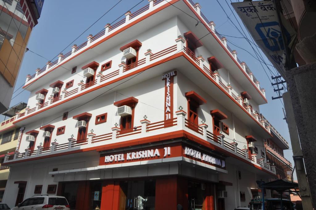 duży biały budynek z mnóstwem okien w obiekcie Hotel Krishna Ji w mieście Haridwar