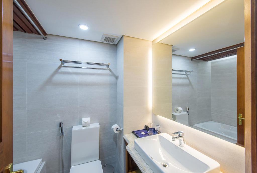 Phòng Premier Giường Đôi có Ban Công Hướng phố