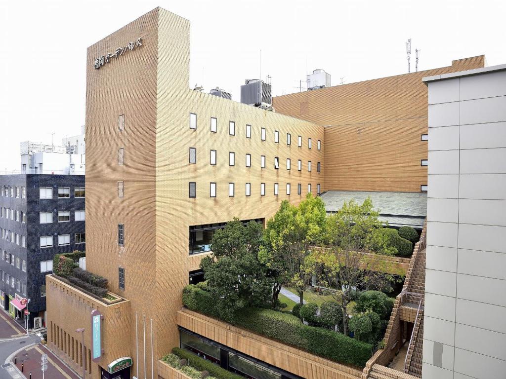 un edificio con un jardín en un lateral en Hotel Fukuoka Garden Palace, en Fukuoka