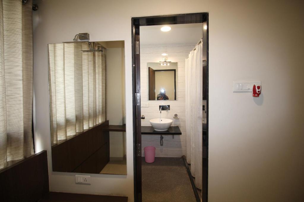 Koupelna v ubytování Hotel Girnar