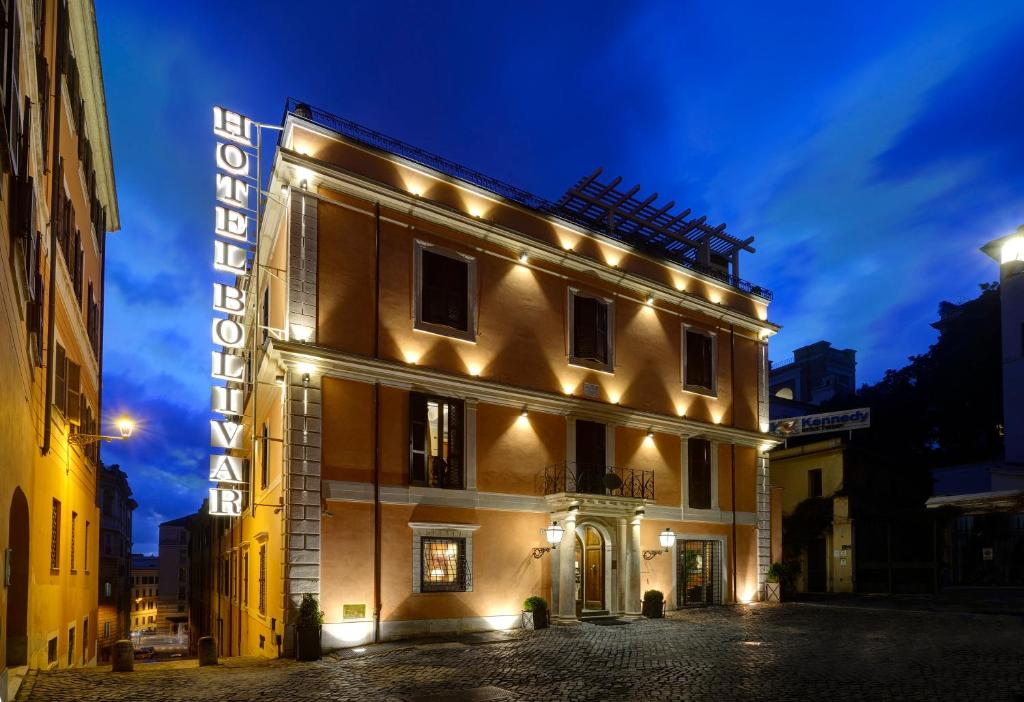 un edificio con luces en el lateral. en Hotel Bolivar, en Roma