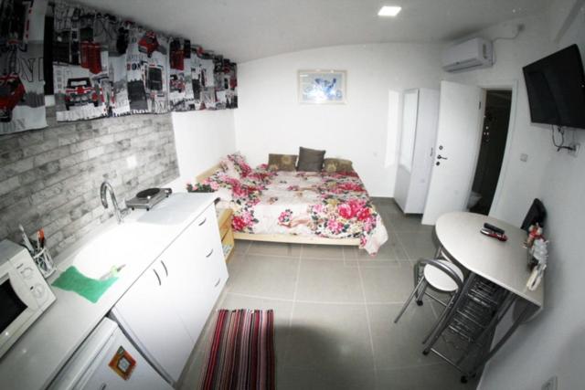 une cuisine et une chambre avec un lit dans une pièce dans l'établissement The Rosen's studio Place, à Eilat