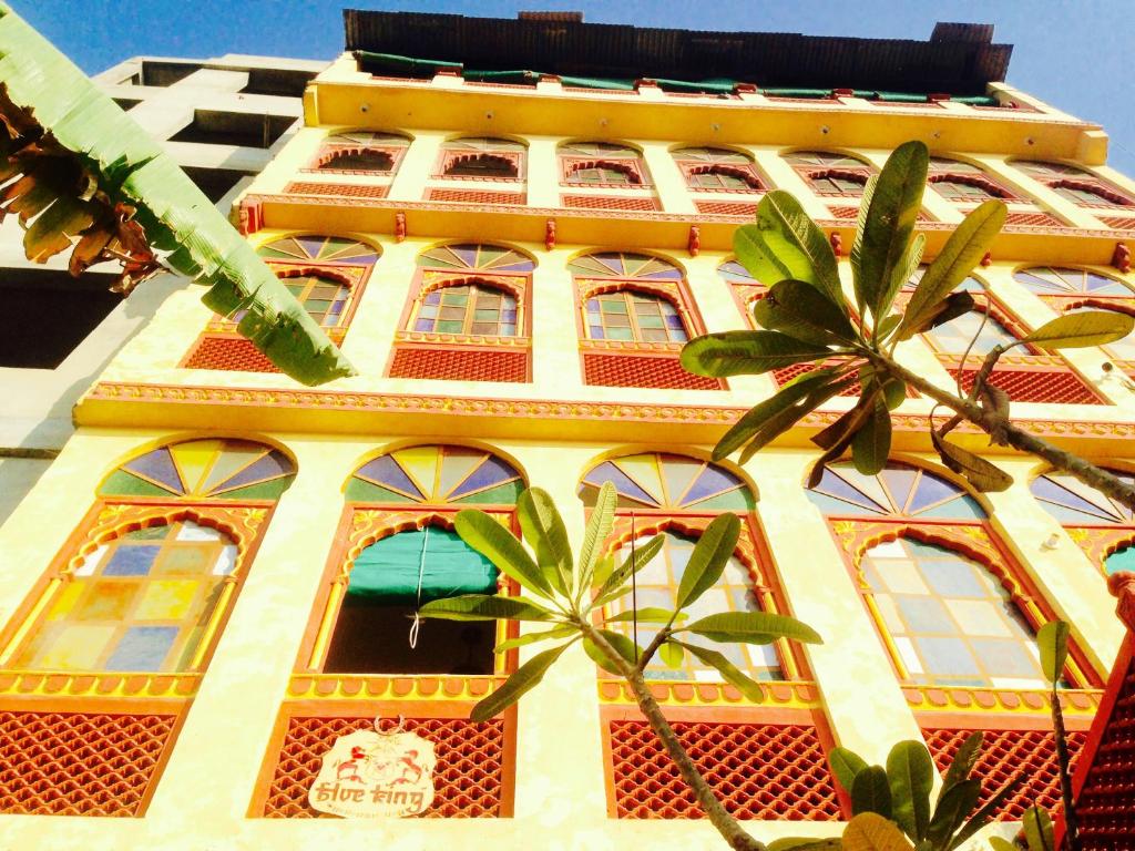 un edificio alto amarillo con un cráneo en él en Blue King, en Jaipur