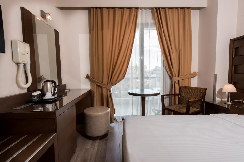 een hotelkamer met een bed en een raam bij Agrinio Imperial Hotel in Agrinion