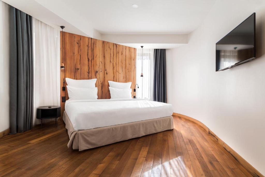 Postel nebo postele na pokoji v ubytování Shota @ Rustaveli Boutique Hotel