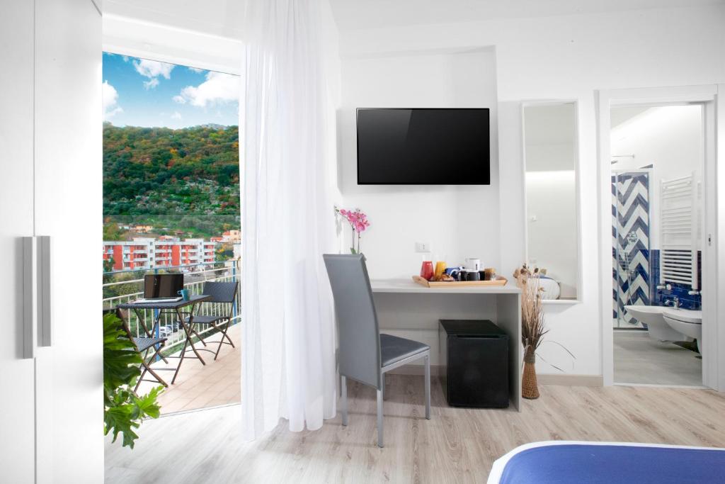 TV a/nebo společenská místnost v ubytování Sirocco Suites