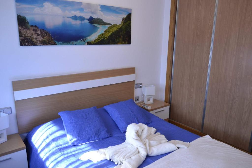 ein Schlafzimmer mit einem Bett mit Handtüchern darauf in der Unterkunft oasis de sueno 2 in Alicante