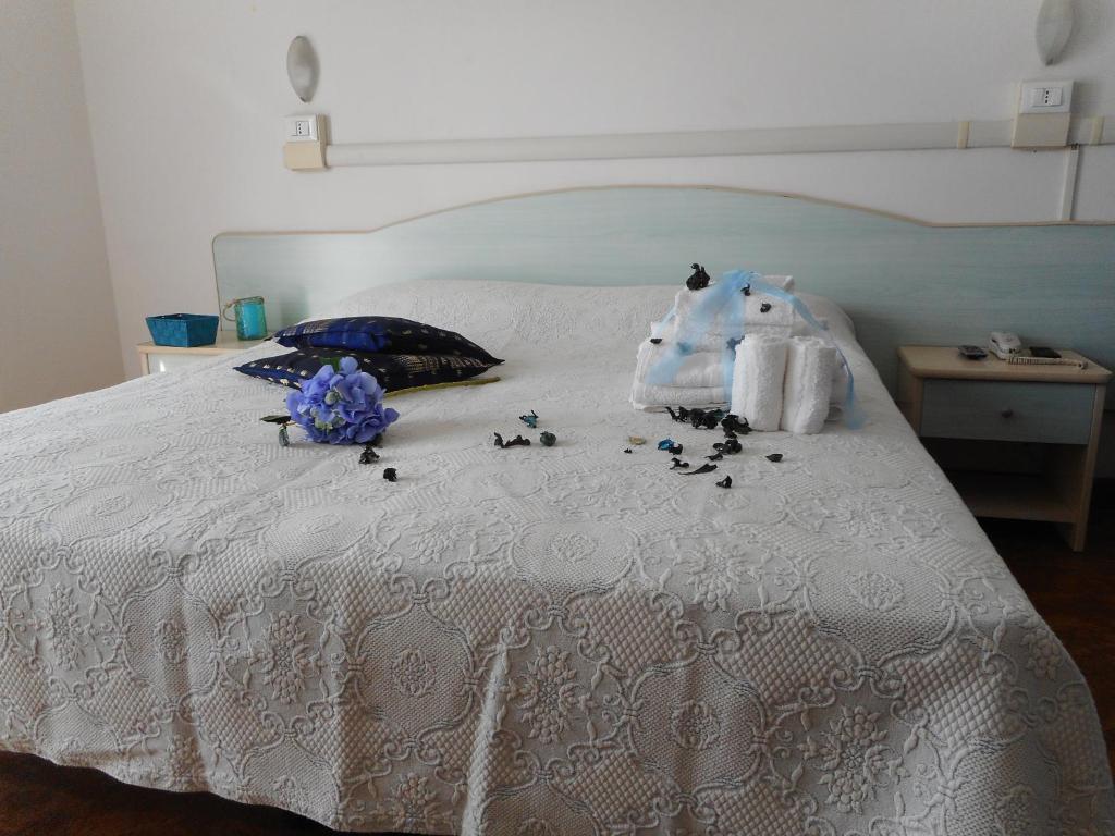 Postel nebo postele na pokoji v ubytování Hotel Carol