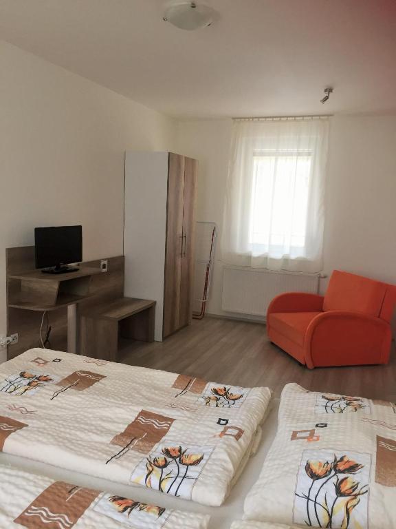 TV a/nebo společenská místnost v ubytování Promenád apartmány