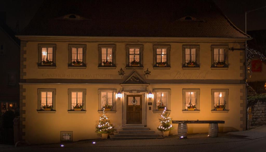 ein Haus mit einem Weihnachtsbaum davor in der Unterkunft Der Patrizierhof - Weingut Gasthof Hotel - Familie Grebner in Großlangheim