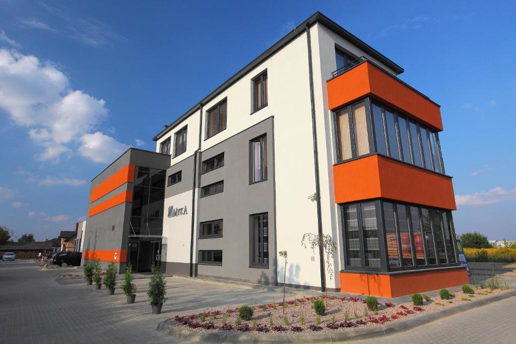 un bâtiment avec des tons orange et blanc dans l'établissement Pensjonat Myka, à Zamość