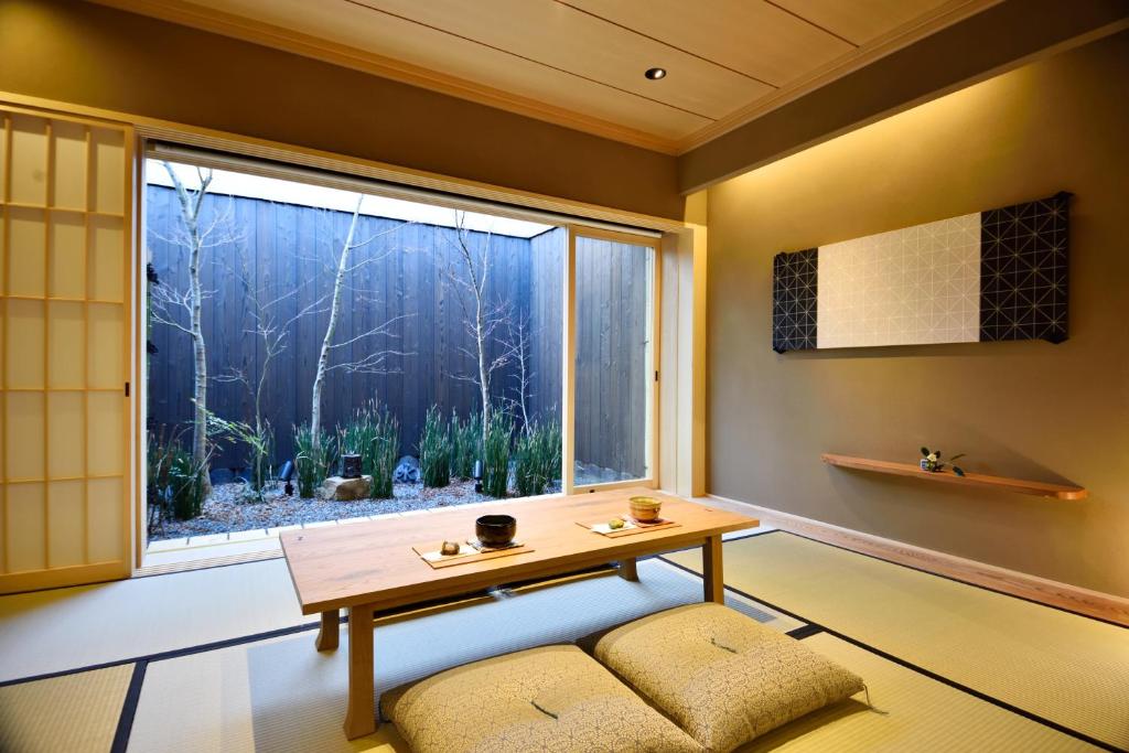una sala di meditazione con tavolo e finestra di Miun Kinkaku-ji a Kyoto