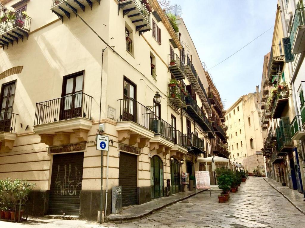 El barrio en el que está la casa de huéspedes o un barrio cercano