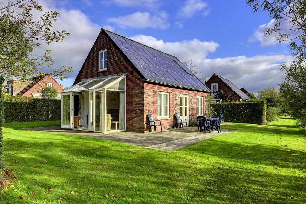 una casa con techo solar en el césped en Vesting de Bronsbergen, en Zutphen