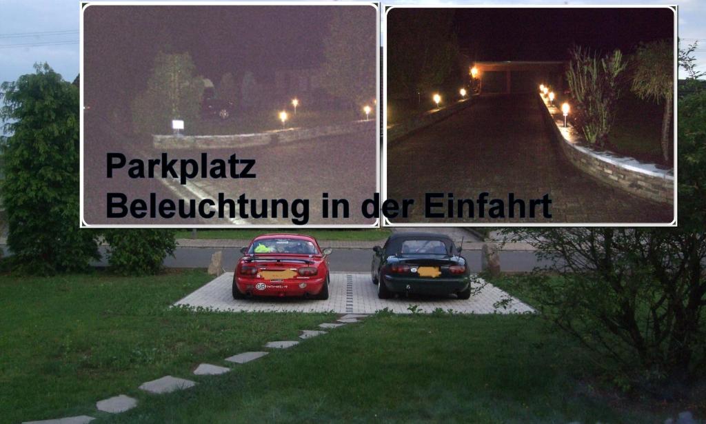 dois carros estacionados ao lado de uma estrada à noite em Ferienwohnung Schäfer em Anschau