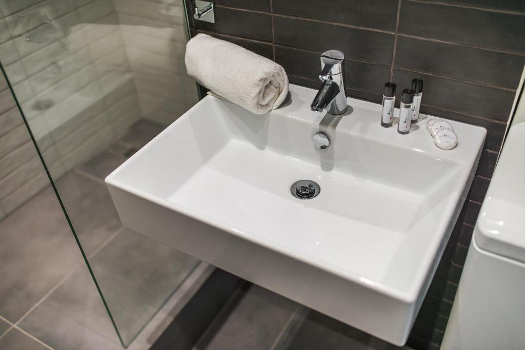 Kúpeľňa v ubytovaní Chmielna 73 P&O Serviced Apartments