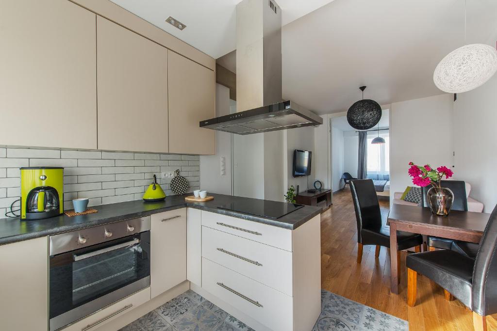 Kuchyňa alebo kuchynka v ubytovaní Chmielna 73 P&O Serviced Apartments