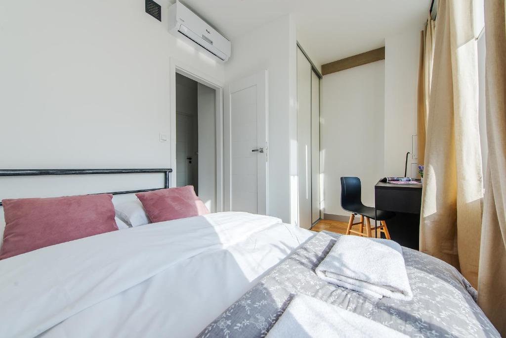 Posteľ alebo postele v izbe v ubytovaní Chmielna 73 P&O Serviced Apartments
