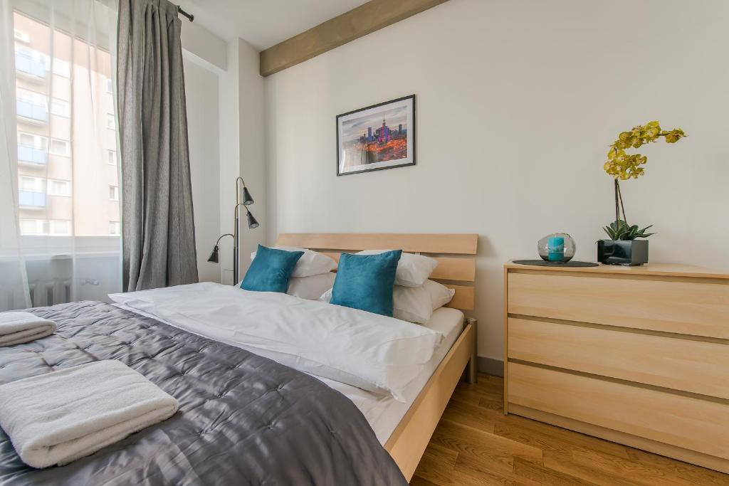 Posteľ alebo postele v izbe v ubytovaní Chmielna 73 P&O Serviced Apartments