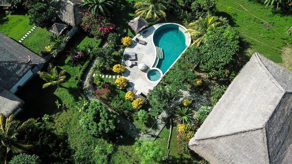 - une vue sur la piscine dans la cour dans l'établissement Owa Lodge Areguling, à Kuta Lombok