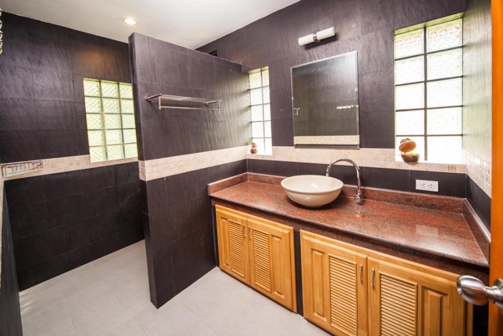 Kuchyň nebo kuchyňský kout v ubytování 3 Bedroom Zen Island SDV342-By Samui Dream Villas
