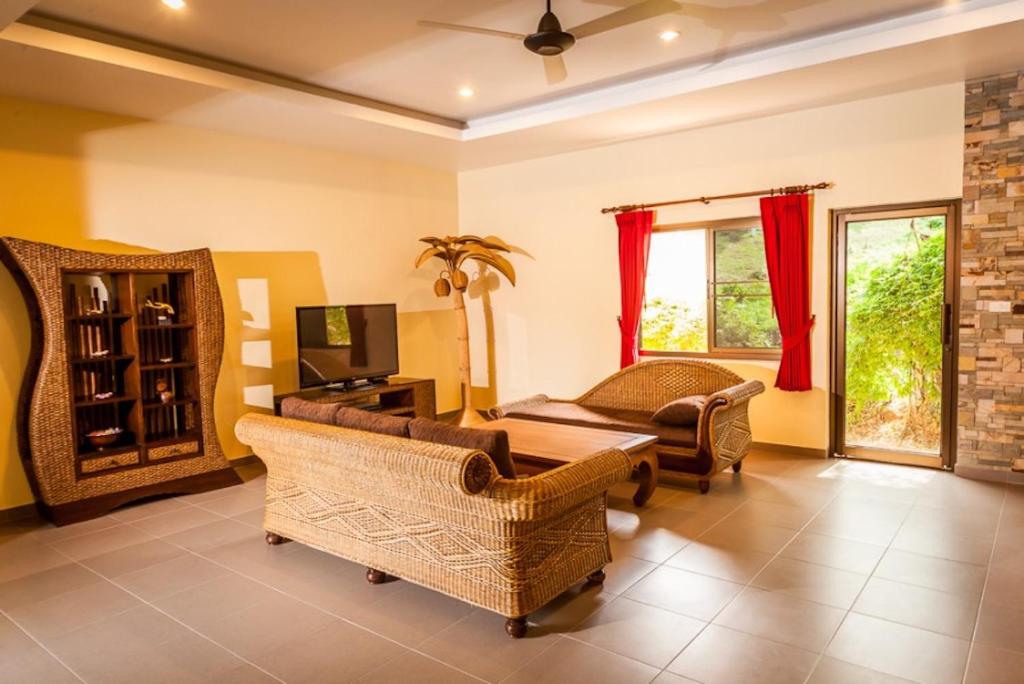 TV a/nebo společenská místnost v ubytování 3 Bedroom Zen Island SDV342-By Samui Dream Villas