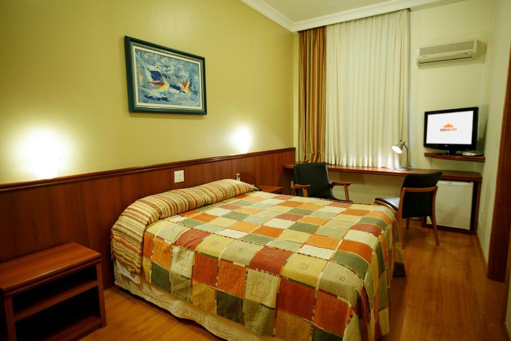  Eston Hotel