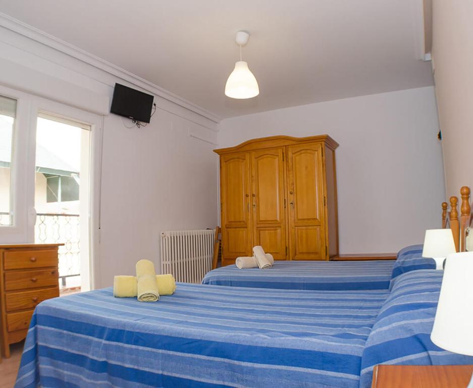 Hostal Los Calatravos - Triple Room With Private Bathroom