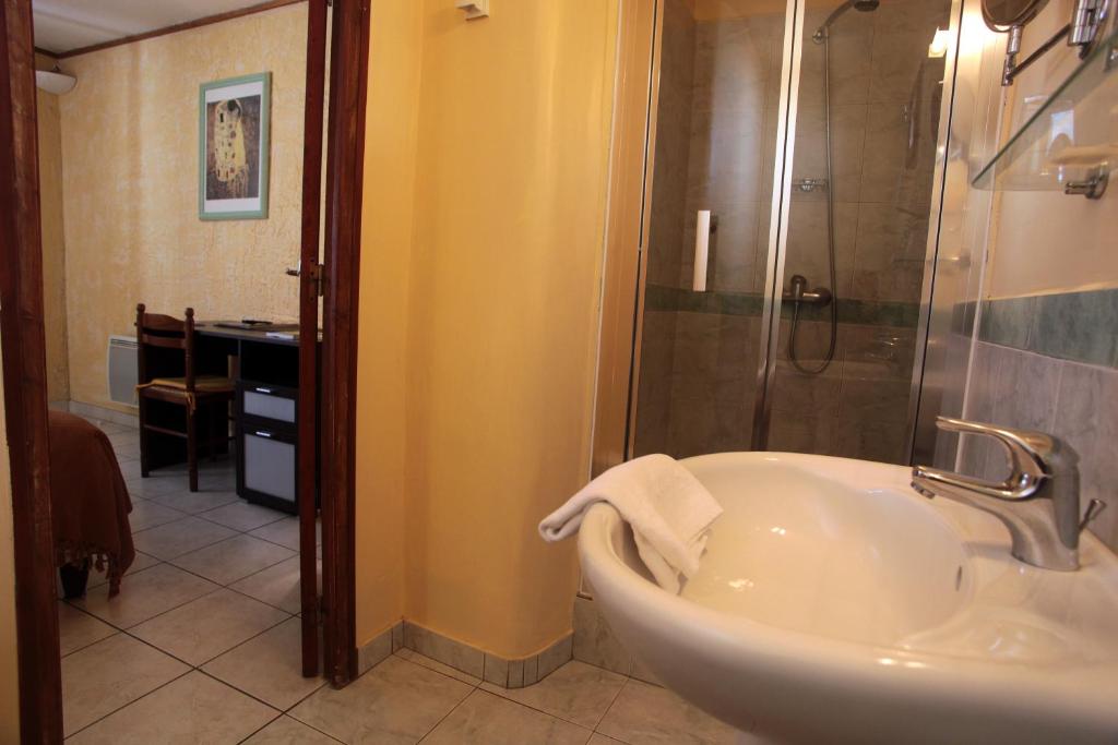 Koupelna v ubytování Logis Hôtel LE PRESSOIR