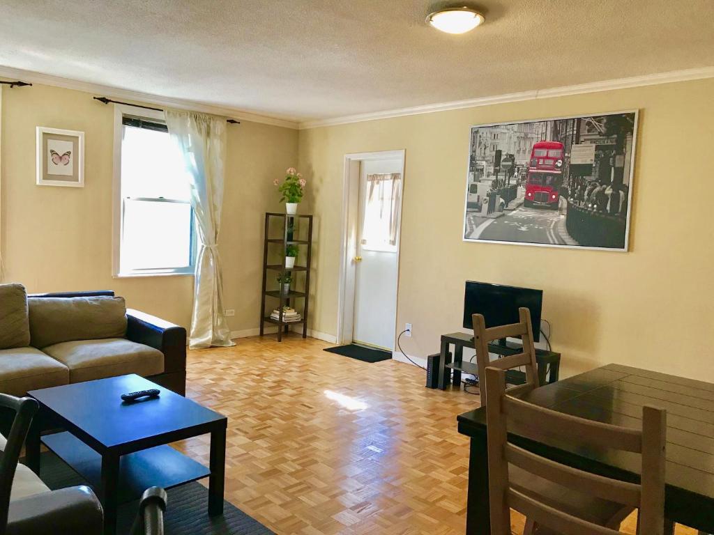 sala de estar con sofá y mesa en Downtown 1 Bedroom Apt 20L, en Atlanta