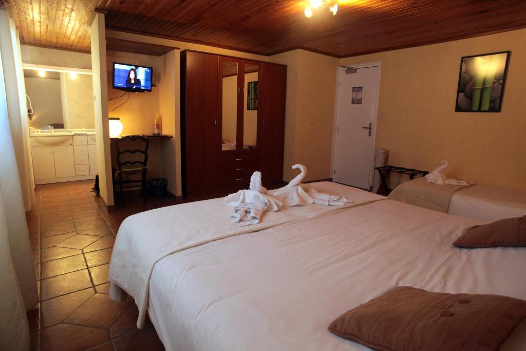 Postel nebo postele na pokoji v ubytování Logis Hôtel LE PRESSOIR