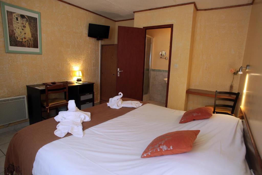 Postel nebo postele na pokoji v ubytování Logis Hôtel LE PRESSOIR