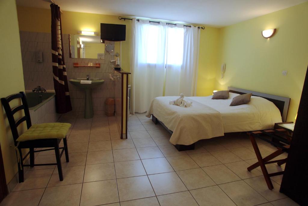 Postel nebo postele na pokoji v ubytování Logis Hôtel LE PRESSOIR