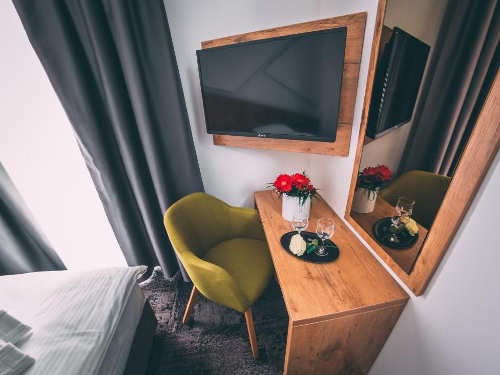 TV a/nebo společenská místnost v ubytování Orange Hotel