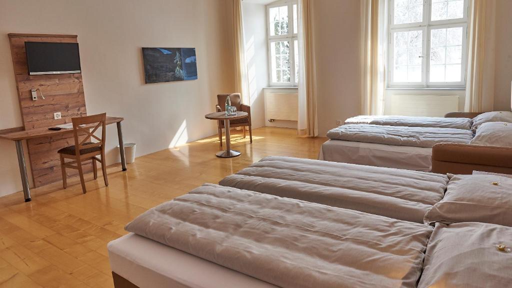 Una cama o camas en una habitación de Klosterhotel Kreuz