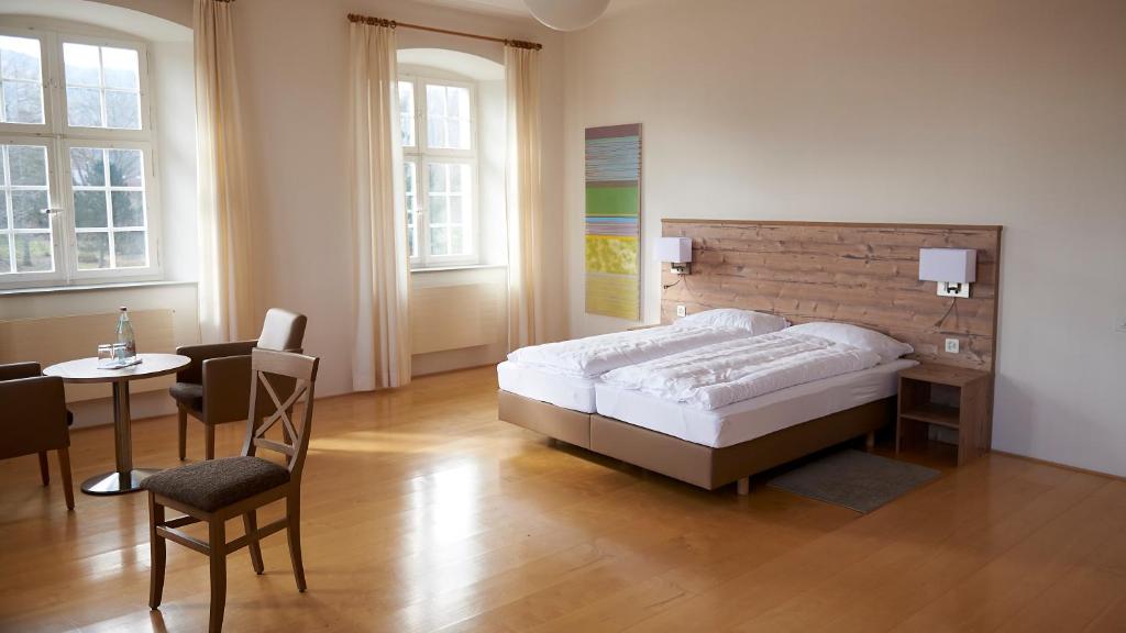 Una cama o camas en una habitación de Klosterhotel Kreuz