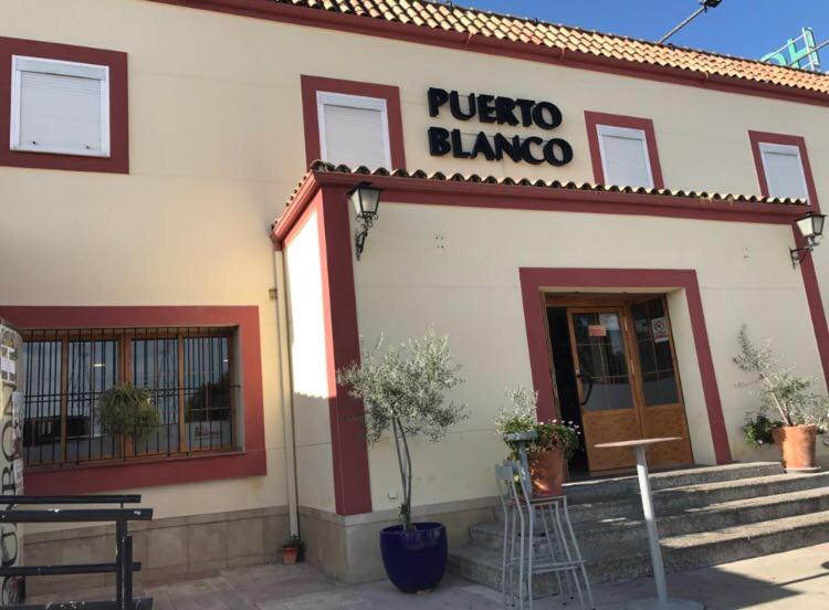 un edificio con un cartel que dice Puerto Blanca en Hostal Restaurante Puerto Blanco, en El Garrobo