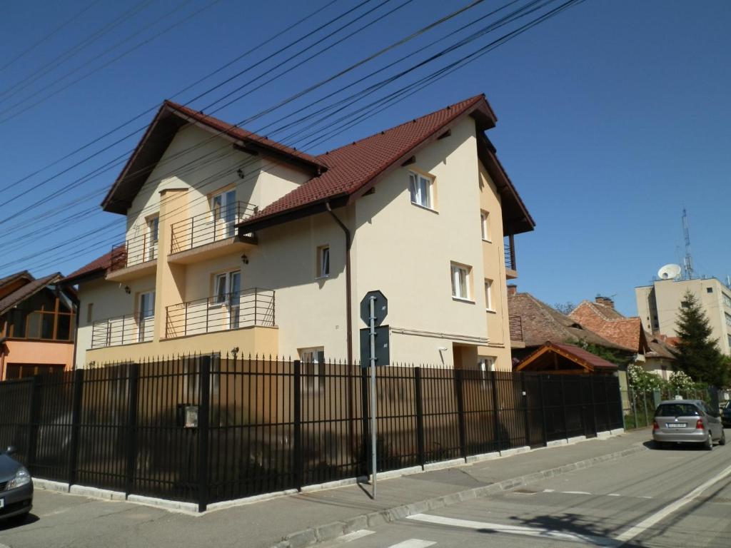 una casa con una recinzione di fronte di Garsoniera Luxury a Sibiu