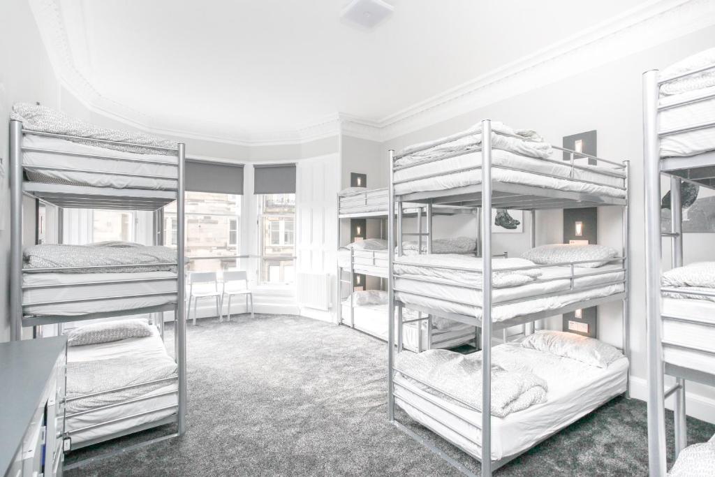 愛丁堡的住宿－West End Hotel，宿舍间设有4张双层床。