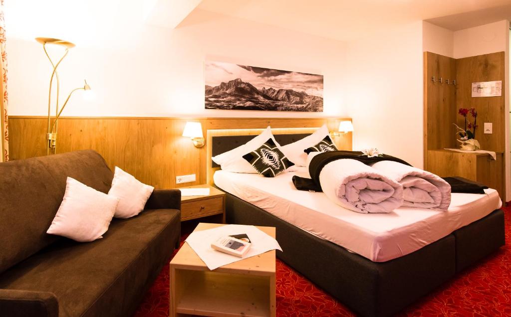 Postel nebo postele na pokoji v ubytování Alpenhof Wolayersee