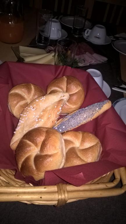 una cesta llena de panes encima de una mesa en Harmonie Stüberl, en Ottnang am Hausruck