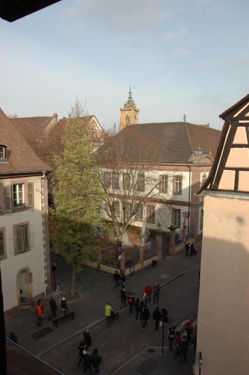 a group of people sitting around a courtyard in a city at appartement à Colmar in Colmar